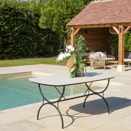 MACABANE - Table bords arrondis 180x90cm plateau céramique beige pieds arc métal