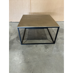 MACABANE - Table carrée aluminium doré pieds métal
