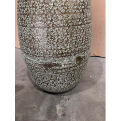 MACABANE - Vase alu L40cm H70cm vert vieilli motifs arabesques fleuris