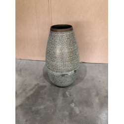 MACABANE - Vase alu L40cm H70cm vert vieilli motifs arabesques fleuris