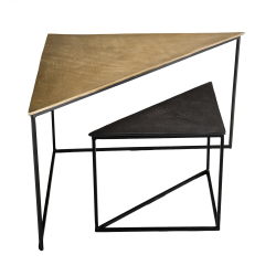MACABANE - Set de 2 tables gigognes triangles aluminium doré et noir - pieds métal noirs