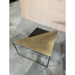 MACABANE - Set de 2 tables gigognes triangles aluminium doré et noir - pieds métal noirs