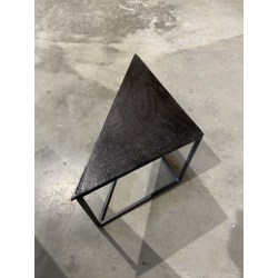 MACABANE - Set de 2 tables gigognes triangles aluminium doré et noir - pieds métal noirs