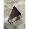 MACABANE - Set de 2 tables gigognes triangles aluminium doré et noir - pieds métal noirs